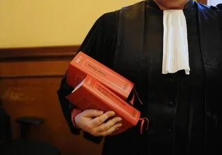 UN UKRAINIEN, MIS EN EXAMEN À PARIS ET ÉCROUÉ POUR CRIMES CONTRE L’HUMANITÉ, CONTESTE LES FAITS
