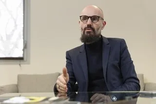 PORTRAIT. FIASCO DE THE LAND : QUI EST JEAN-MARC ESNAULT, LE FONDATEUR DU CAMPUS QUI A BRUTALEMENT FERMÉ ?