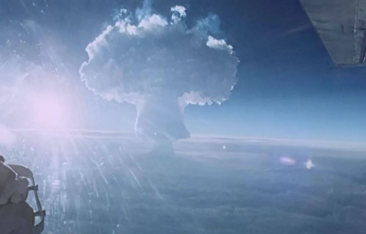 « NE PAS ATTENDRE UN HIROSHOMA POUR AGIR » : FAIT-ON LA COURSE À L’IA COMME ON A FAIT LA COURSE À L’ARME NUCLÉAIRE ?