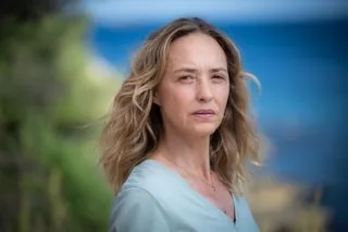 ENTRETIEN. HÉLÈNE DE FOUGEROLLES DANS « LA MÈRE ET L’ASSASSIN » : « EN TANT QUE COMÉDIENNE, J’AI EU UN CADEAU »