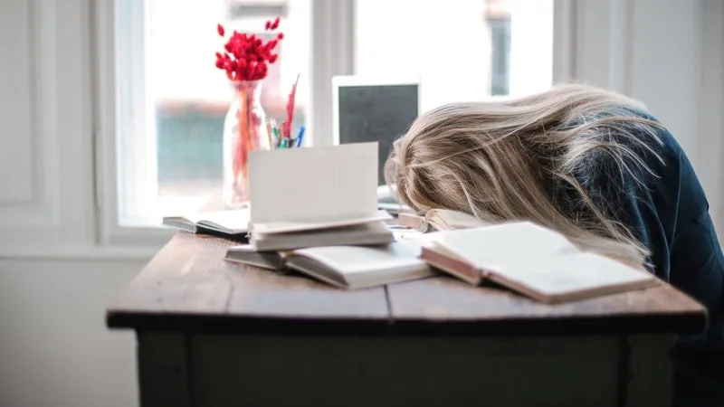MOINS DE TEMPS POUR UNE PAUSE-CAFÉ, JOURNÉES PLUS INTENSES, TROP PEU D’ESPACES DE DIALOGUE DANS LES ENTREPRISES… IL Y A DE PLUS EN PLUS D’ENQUÊTES POUR HARCÈLEMENT AU TRAVAIL