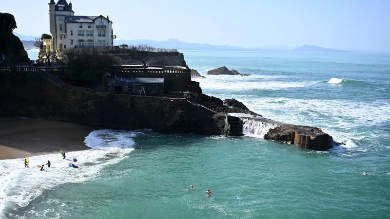 LE PAYS BASQUE ET LE GROUPE SUEZ MIS EN EXAMEN AU TRIBUNAL DE BAYONNE POUR DES SOUPÇONS DE REJETS ILLICITES D’EAUX USÉES DANS L’OCÉAN