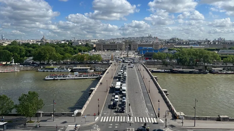 UNE CYCLISTE MEURT RENVERSÉE PAR UN CAMION FACE À L’ASSEMBLÉE NATIONALE À PARIS, UNE ENQUÊTE OUVERTE