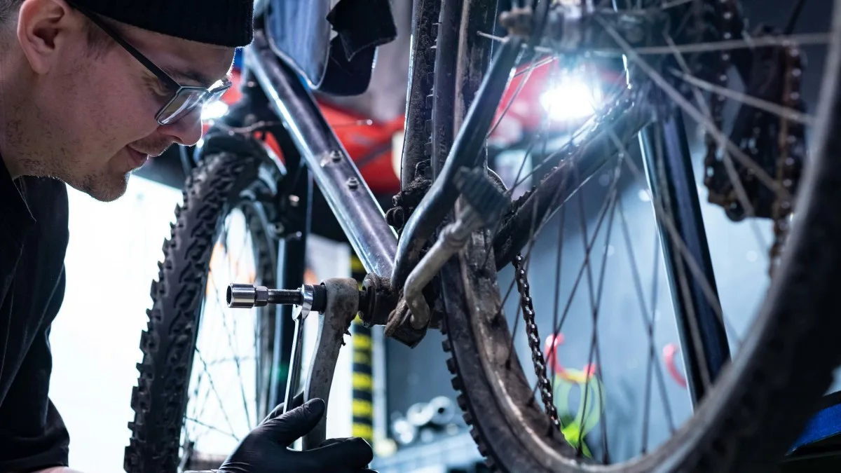 105 000 RECRUTEMENTS D’ICI 2032 : POURQUOI LE MÉTIER DE MÉCANICIEN VÉLO VA DEVENIR TOUJOURS PLUS CAPITAL