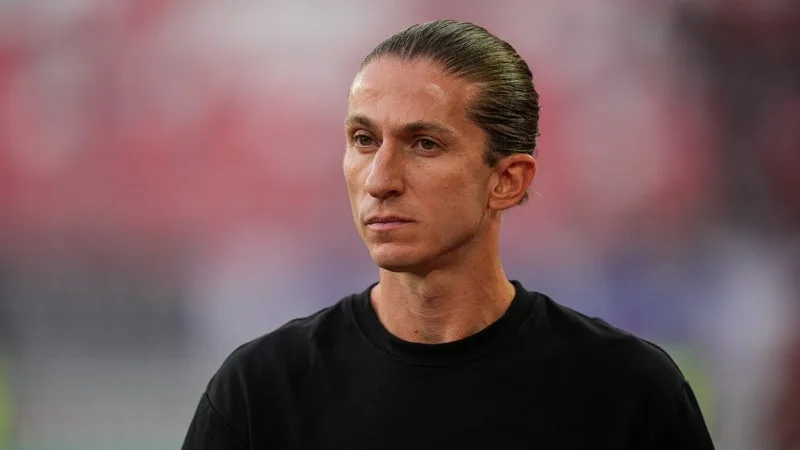 « SE BATTRE POUR CE TITRE »: FILIPE LUIS AFFICHE LES AMBITIONS DE MONACO EN LIGUE CONFÉRENCE