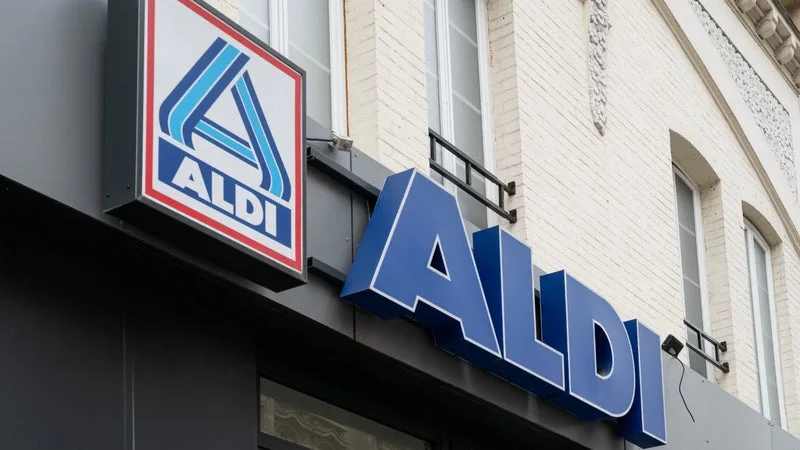 SALMONELLES, PESTICIDES… PLUSIEURS GROS RAPPELS CHEZ ALDI SUR DES LARDONS, DU POULET ET DES FRUITS: NE LES MANGEZ PAS
