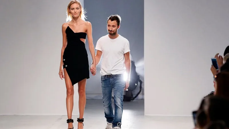 INFO BFM BUSINESS. C’EST LA RUMEUR QUI AGITE LE MONDE DE LA MODE EN CETTE RENTRÉE: SAINT LAURENT ET ANTHONY VACCARELLO S’APPRÊTENT BIEN À TOURNER UNE PAGE DE 10 ANS