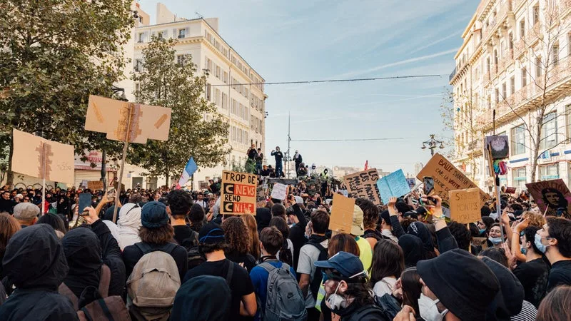 24 OCTOBRE: L&rsquo;ARRÊTÉ D&rsquo;INTERDICTION DE MANIFESTER DANS LES BOUCHES-DU-RHÔNE PARTIELLEMENT SUSPENDU EN JUSTICE
