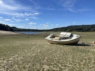 « C’EST CATASTROPHIQUE » : COMMENT CE LAC EN CENTRE-BRETAGNE EST DUREMENT IMPACTÉ PAR LA SÉCHERESSE