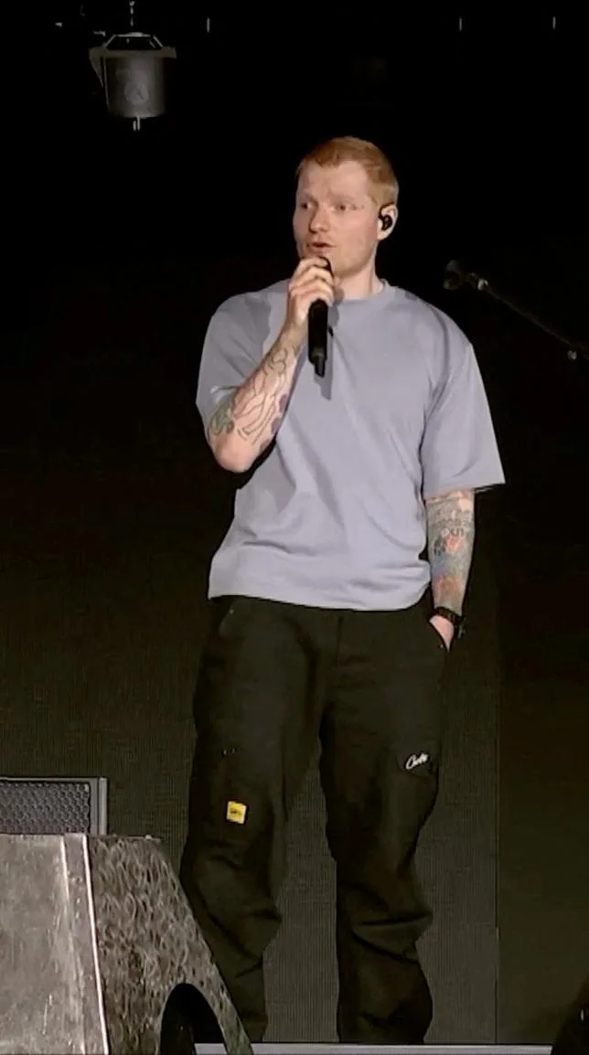 ED SHEERAN, LÂCHÉ PAR LES MUSICIENS DE SA TOURNÉE, S’EXCUSE ET JUGE “INJUSTIFIABLE” LA SITUATION À GAZA