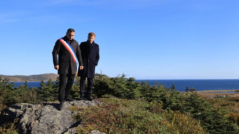 PRÈS DE 85 ANS APRÈS LE BRAS DE FER ENTRE DE GAULLE ET ROOSEVELT, EMMANUEL MACRON REÇOIT LE PRÉSIDENT CANADIEN À SAINT-PIERRE-ET-MIQUELON POUR Y DÉFENDRE LA « SOUVERAINETÉ » FACE À DONALD TRUMP