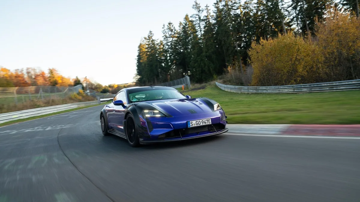MOINS DE VOITURES MAIS (ENCORE) PLUS CHÈRES : PORSCHE RÉORIENTE SA STRATÉGIE VERS LE TRÈS HAUT DE GAMME ET CONFIRME LA 718 ÉLECTRIQUE POUR 2027
