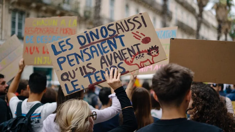 « NE PAS OUBLIER CE QUI S’EST PASSÉ CET ÉTÉ »: COMMENT LES ASSOCIATIONS ÉCOLOGISTES TENTENT DE METTRE LE CLIMAT À L’AGENDA DE LA RENTRÉE ET « AU CENTRE DU DÉBAT PRÉSIDENTIEL »
