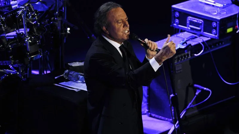 DEUX EX-EMPLOYÉES DE JULIO IGLESIAS RÉCLAMENT À LA JUSTICE ESPAGNOLE DE « GARANTIR » LEURS DROITS