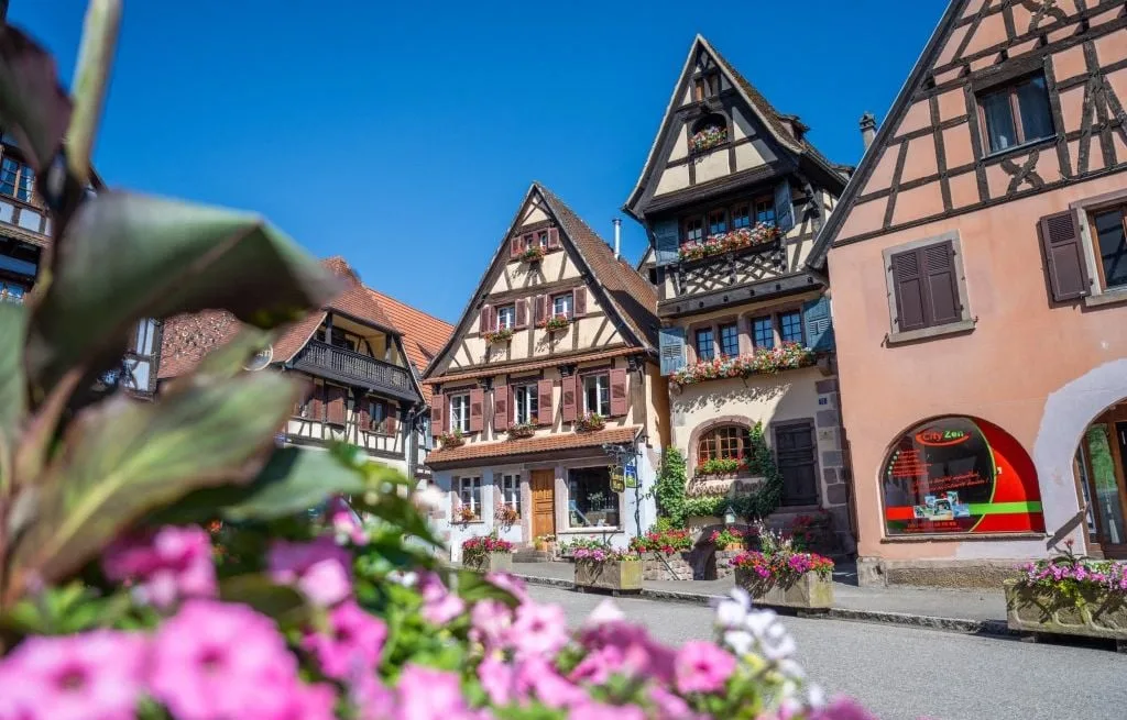 CANICULE, SÉCHERESSE… POURRA-T-ON GARDER NOS VILLES ET VILLAGES FLEURIS MALGRÉ LE MANQUE D’EAU ?
