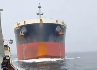 UNE SPECTACULAIRE COLLISION ENTRE UN BATEAU DE PÊCHE ET UN NAVIRE DE MARCHANDISES FILMÉE AU LARGE DE SINGAPOUR