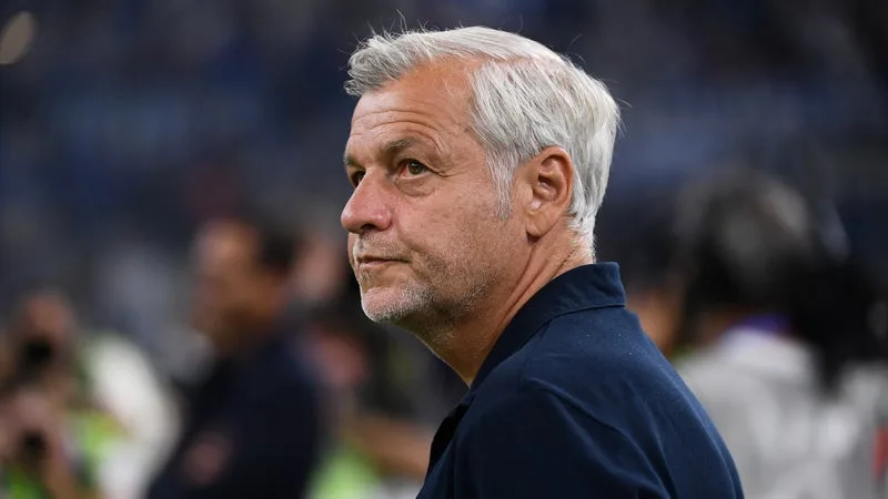 OM: « UNE OPPORTUNITÉ POUR CERTAINS » MAIS L’ENVIE DE « JOUER À FOND », COMMENT BRUNO GENESIO ABORDE LA LIGUE EUROPA EN CE DÉBUT DE SAISON DÉLICAT