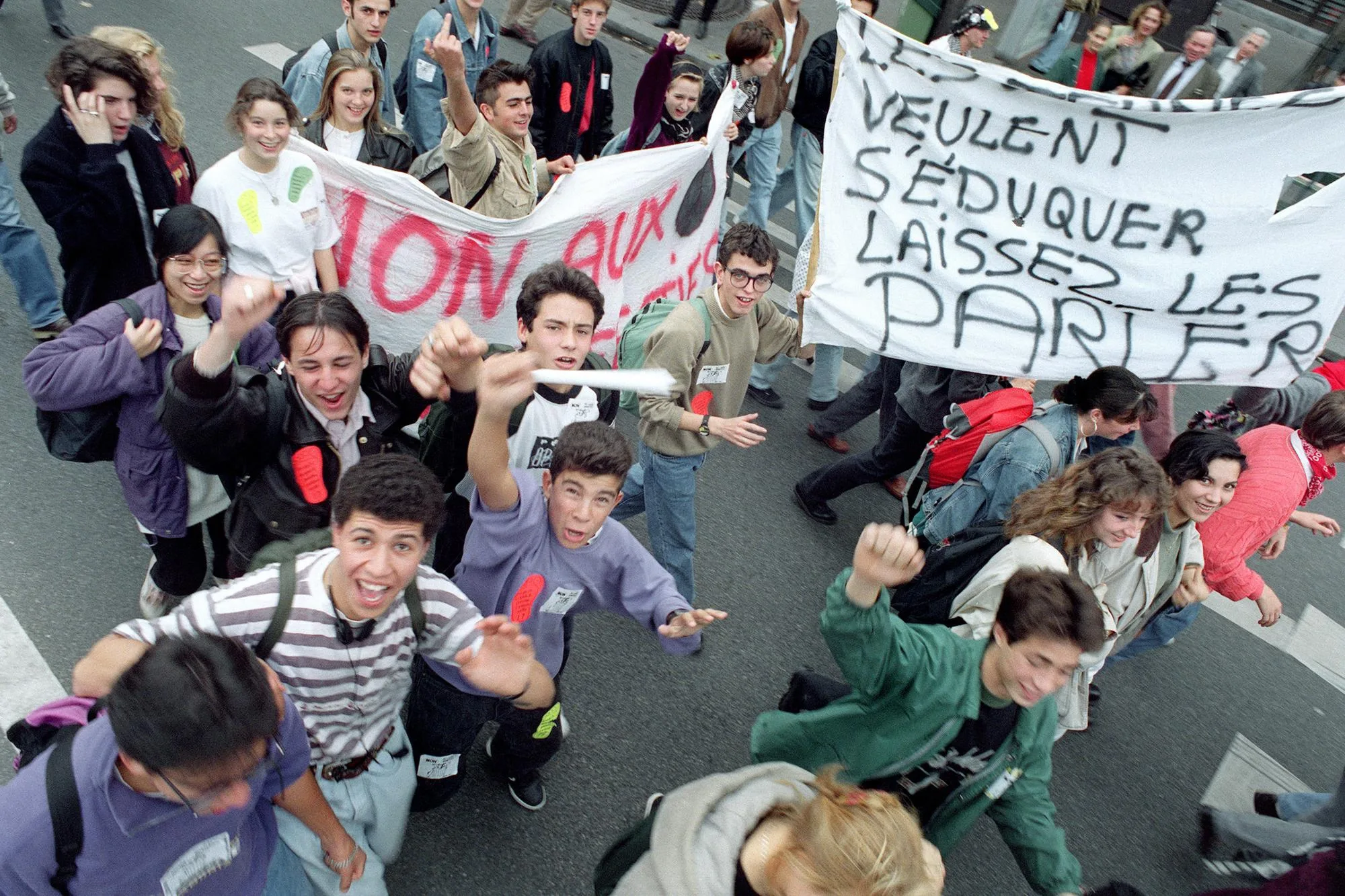 « UN MÊME SENTIMENT DE MALAISE » : POURQUOI LA MOBILISATION LYCÉENNE DE 2026 RAPPELLE CELLE DES ANNÉES 1990