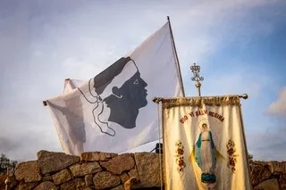 DEUX JEUNES JUGÉS POUR AVOIR PROFANÉ UNE STATUE DE LA VIERGE EN CORSE