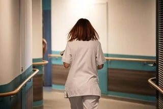 ELLE GAGNE 4,5 MILLIONS D’EUROS, QUITTE SON MÉTIER D’INFIRMIÈRE PUIS RETOURNE AIDER SON ANCIEN SERVICE