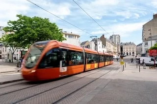MOBILISATION LYCÉENNE : LE TRAMWAY INTERROMPU DANS LE CENTRE-VILLE DU MANS PENDANT LA MANIFESTATION