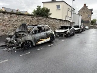 INCENDIES EN SÉRIE DE VOITURES À SAINT-LÔ : CE QUE L’ON SAIT DE CETTE SUITE DE DESTRUCTIONS QUI DEMEURE INEXPLIQUÉE