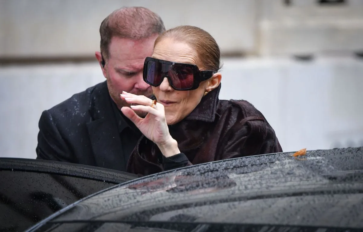 CÉLINE DION CHUTE SUR SCÈNE ET OUBLIE LES PAROLES DE « POUR QUE TU M’AIMES ENCORE »