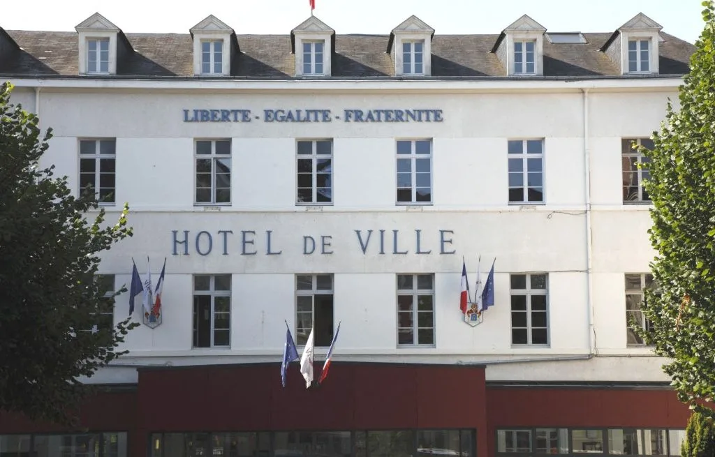 CHER : LE MAIRE D’EXTRÊME DROITE DE VIERZON ANNULE UNE PIÈCE DE THÉÂTRE QU’IL JUGE « CLIVANTE »