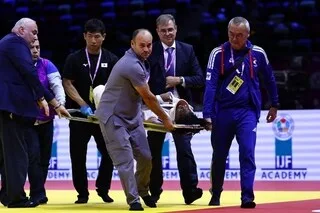 VIDÉO. SARAH-LÉONIE CYSIQUE ÉVACUÉE SUR CIVIÈRE APRÈS UN VIOLENT IPPON AUX MONDIAUX