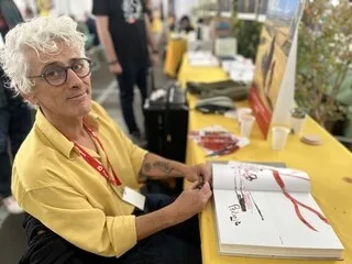 « L’IA ÇA PEUT ÊTRE RIGOLO ? ASSÉCHER NOS RIVIÈRES, C’EST RIGOLO ? » LES AUTEURS RÉAGISSENT AU SALON DU LIVRE DU MANS