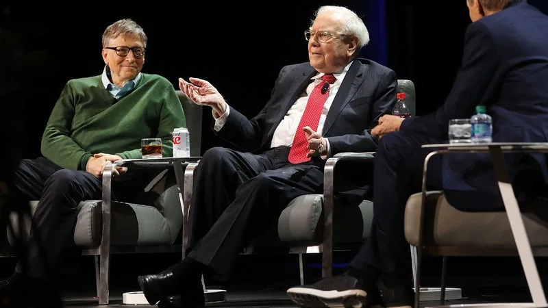 « IL OBTIENT CE POSTE PARCE QU’IL EST MON FILS »: LE MILLIARDAIRE WARREN BUFFETT TRANSMET SON EMPIRE DE 1.000 MILLIARDS DE DOLLARS À SON FILS AGRICULTEUR