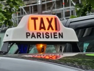 MIS EN EXAMEN POUR LE VIOL D’UNE CLIENTE, UN CHAUFFEUR DE TAXI VOIT SA DEMANDE SA REMISE EN LIBERTÉ REFUSÉE
