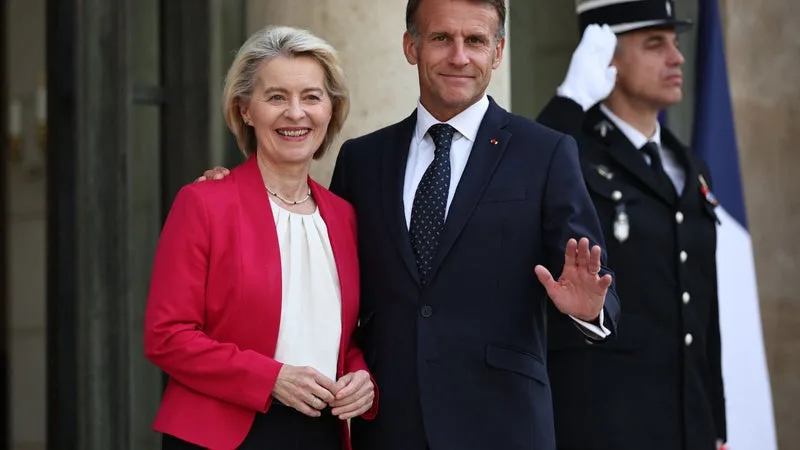 PRODUIRE RAPIDEMENT 20% DE CARBURANT EN PLUS: EMMANUEL MACRON ÉCRIT À URSULA VON DER LEYEN POUR QU’ELLE ACCEPTE DE DESSERRER LES CONTRAINTES SUR LES RAFFINERIES