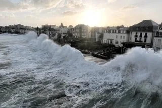 FACE AUX ASSAUTS RÉPÉTÉS DE LA MONTÉE DE LA MER ET DES TEMPÊTES, SAINT-MALO DOIT PRENDRE DE NOUVELLES RESTRICTIONS