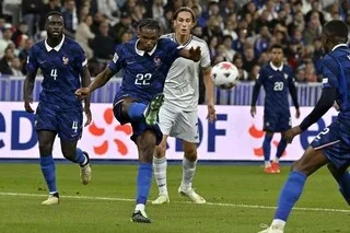 FRANCE – ITALIE. « PAS DE PRESSION PARCE QUE JE JOUE MON FOOTBALL » : JÉRÉMY JACQUET, À L’AISE COMME À LA MAISON