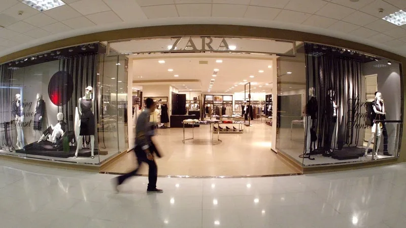 ELLE N’EST PAS LA « CHOUCHOUTE » DE LA FAMILLE, ELLE N’A JAMAIS TRAVAILLÉ CHEZ ZARA MAIS ELLE PÈSE 11 MILLIARDS D’EUROS: L’EMPIRE DISCRET DE SANDRA ORTEGA, LA FEMME LA PLUS RICHE D’ESPAGNE ET HÉRITIÈRE DU GROUPE DE MODE INDITEX