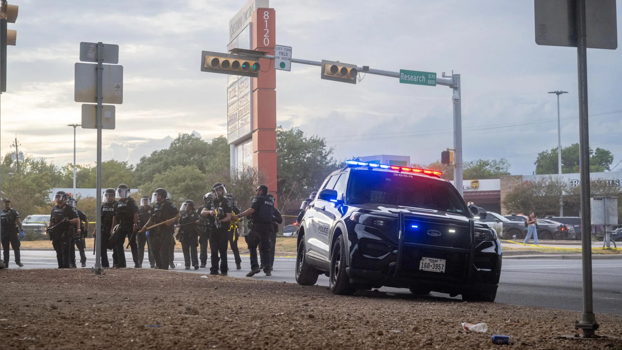 UN HOMME GRIÈVEMENT BLESSÉ PAR BALLE PAR L’ICE AU TEXAS AU COURS D’UNE COURSE-POURSUITE À PIED