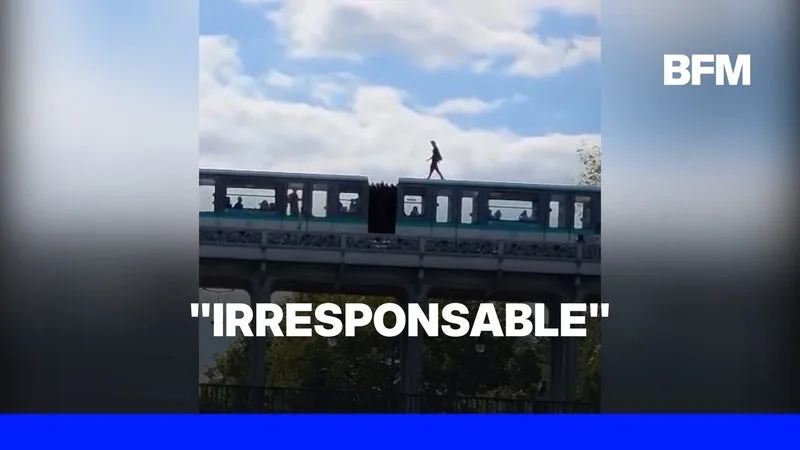 TRAIN-SURFING: UN HOMME APERÇU EN TRAIN DE MARCHER SUR LE MÉTRO PARISIEN
