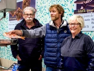 REPORTAGE. CETTE POISSONNERIE FAMILIALE BRETONNE, VÉRITABLE INSTITUTION, NE VEND QUE DES ESPÈCES SAUVAGES ET DE SAISON