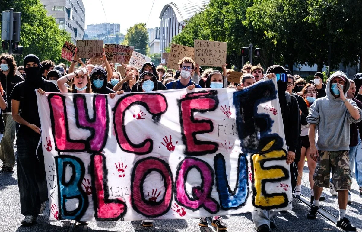 COLÈRE DES LYCÉENS : POURQUOI VA-T-ON VOIR DES FOULARDS, CASQUES OU BRASSARDS BLANCS DANS LES CORTÈGES ?