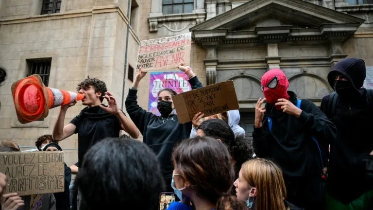 « C’EST LA BANDE-SON DES BLOCUS »: D’OÙ VIENT « NO TITLE », LE MORCEAU DEVENU VIRAL SUR LES RÉSEAUX SOCIAUX GRÂCE AU MOUVEMENT LYCÉEN?