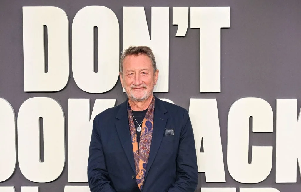 STEVEN KNIGHT PREND TRÈS AU SÉRIEUX L’ÉCRITURE DU SCÉNARIO DU PROCHAIN « JAMES BOND »