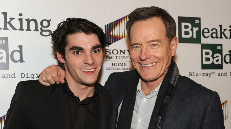 « TU VAS ME MANQUER, MON GARÇON »: L’HOMMAGE « DÉCHIRANT » DE BRYAN CRANSTON APRÈS LA MORT DE RJ MITTE, SON « ADORABLE FILS » DE LA SÉRIE « BREAKING BAD »