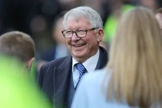 « C’ÉTAIT UN MOMENT EFFRAYANT » : SIR ALEX FERGUSON RACONTE LA PERTE DE SA VOIX APRÈS SON HÉMORRAGIE CÉRÉBRALE