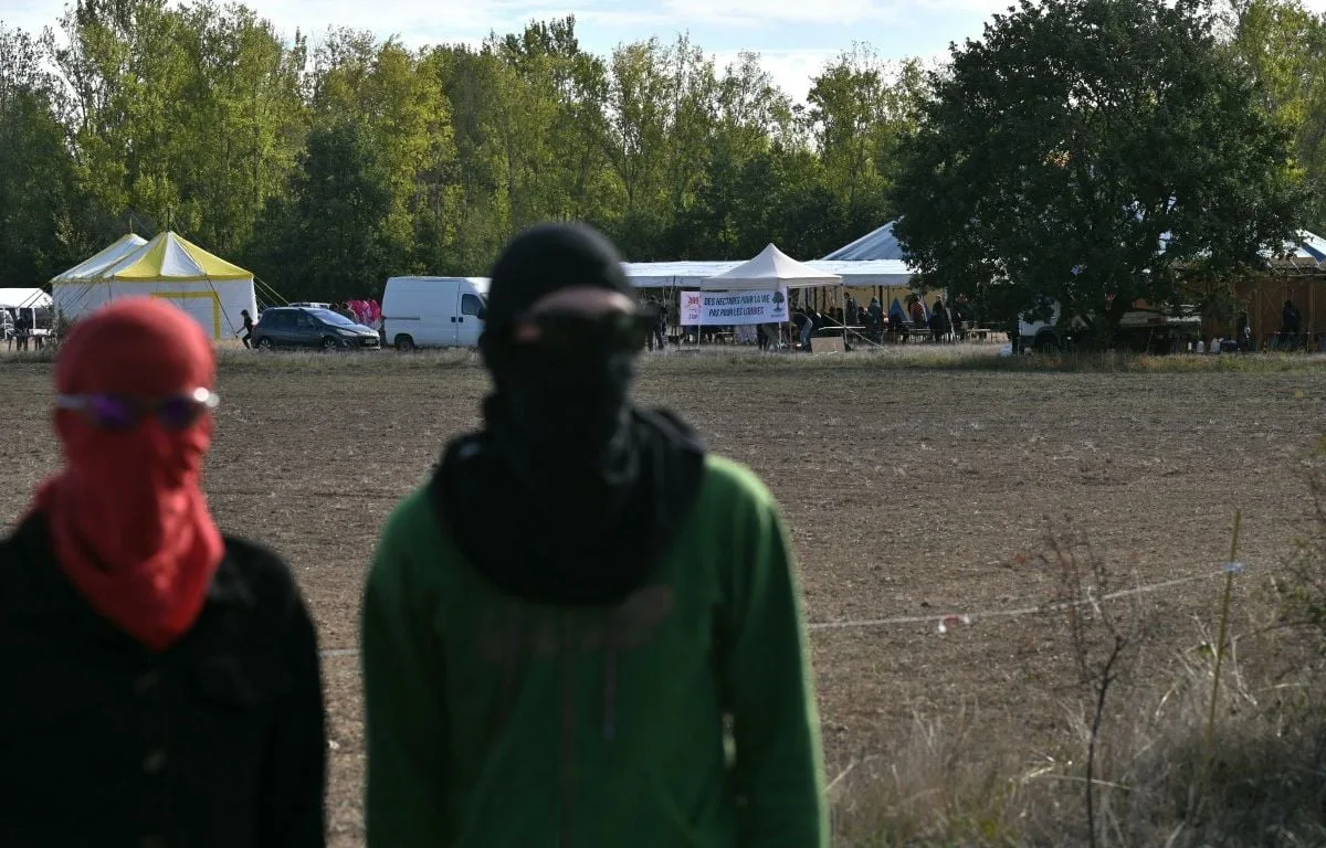 AUTOROUTE A69 : « ON SERA LÀ JUSQU’À LA DERNIÈRE GOUTTE DE BITUME »… PRÈS DE 1.000 OPPOSANTS RASSEMBLÉS DANS LE TARN