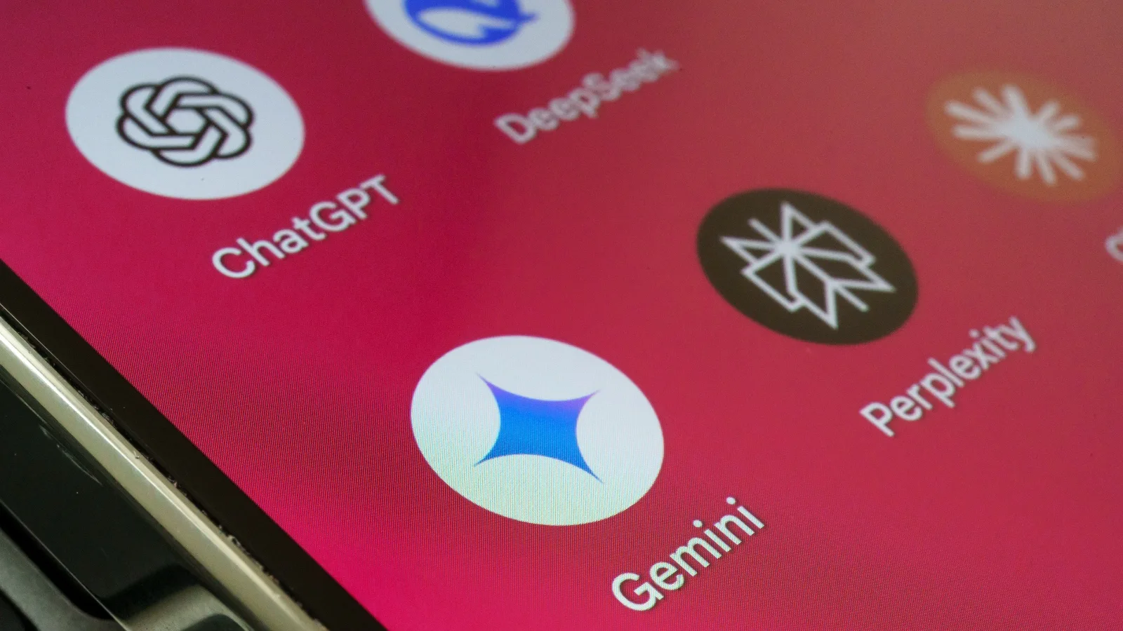 CHATBOTS IA, LE BAROMÈTRE DE SEPTEMBRE : CLAUDE TOMBE SOUS 1%, CHATGPT REMONTE À 80%