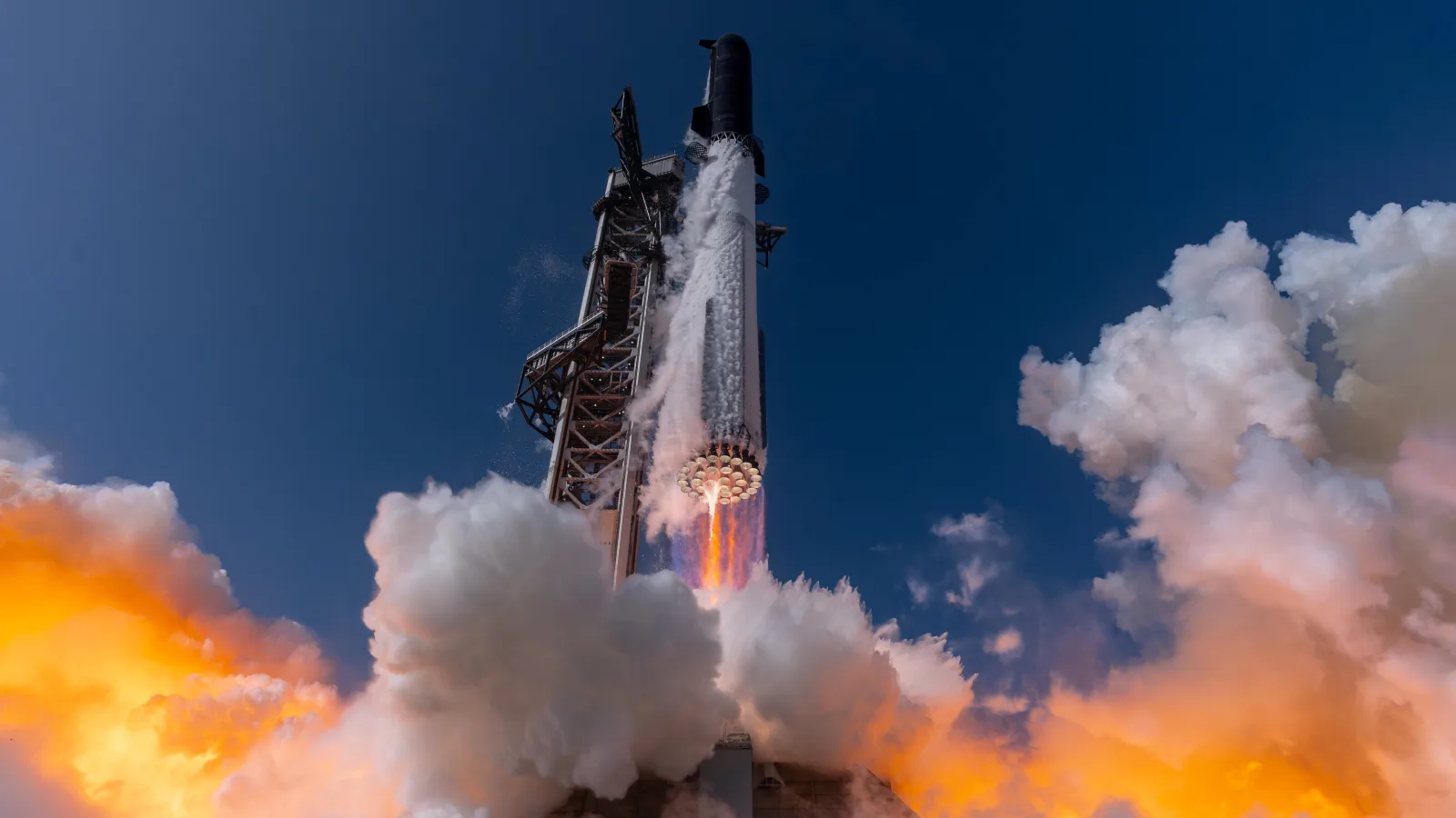 STARSHIP VISE (ENFIN) L’ORBITE : CE QUE PRÉPARE SPACEX POUR SON 14E VOL, LA CADENCE S’ACCÉLÈRE