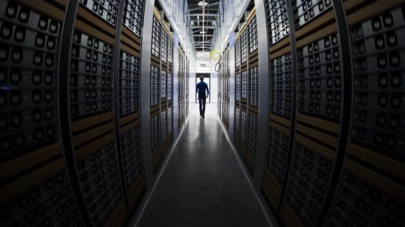 « L’EMPREINTE ENVIRONNEMENTALE DE L’INTELLIGENCE ARTIFICIELLE CONSTITUE À LA FOIS UN DÉFI POUR LA PLANÈTE ET UNE OPPORTUNITÉ POUR LA FRANCE »: QUE PROPOSENT LES SÉNATEURS DANS LEUR RAPPORT SUR LE DÉVELOPPEMENT DES IA ET DES CENTRES DE DONNÉES?