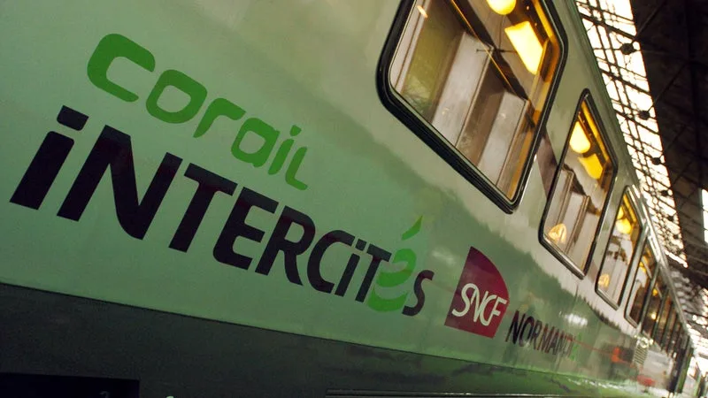 LA LOCOMOTIVE DE SECOURS N’EST JAMAIS ARRIVÉE: UN INTERCITÉS LIMOGES-PARIS TOMBE EN PANNE, LA SNCF AFFRÈTE DES CARS APRÈS 3H30 D’ATTENTE