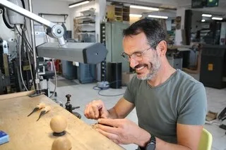 JUSQU’À 100 HEURES DE TRAVAIL POUR UNE BOÎTE : CE TABLETIER DE L’ORNE FAÇONNE LE BOIS POUR LES GRANDES MAISONS DE LUXE